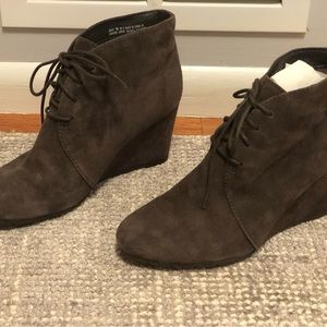 Clark’s Wedge Faux Suede Lace-up Boots